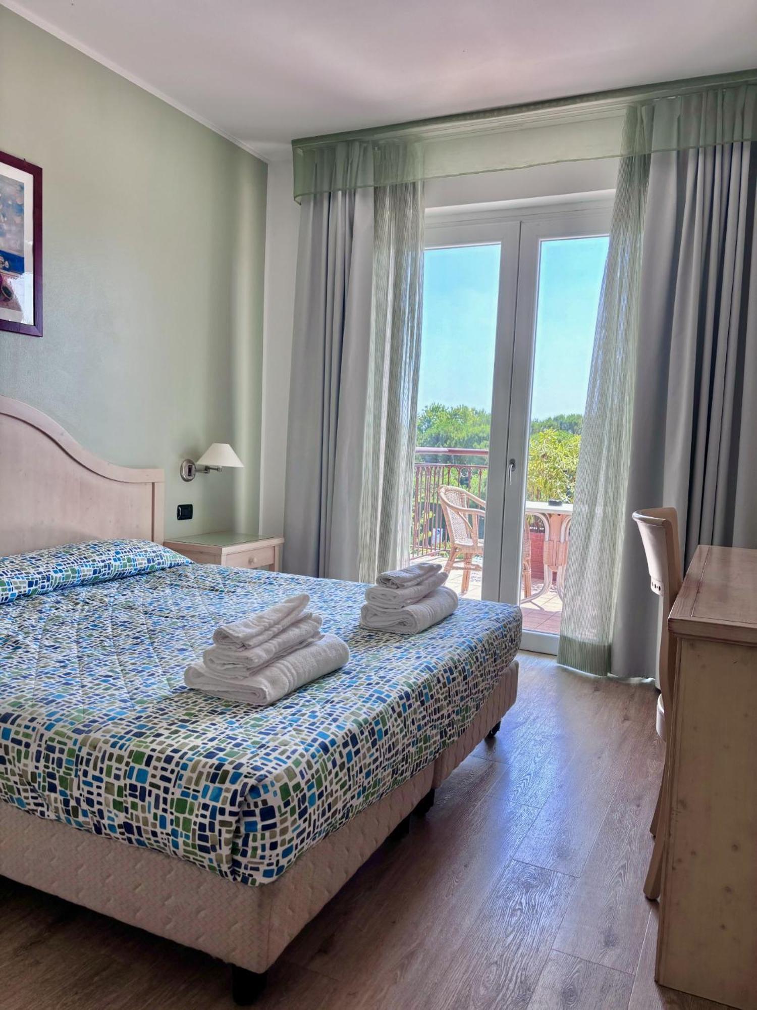 Hotel Bella Italia Peschiera del Garda Bagian luar foto