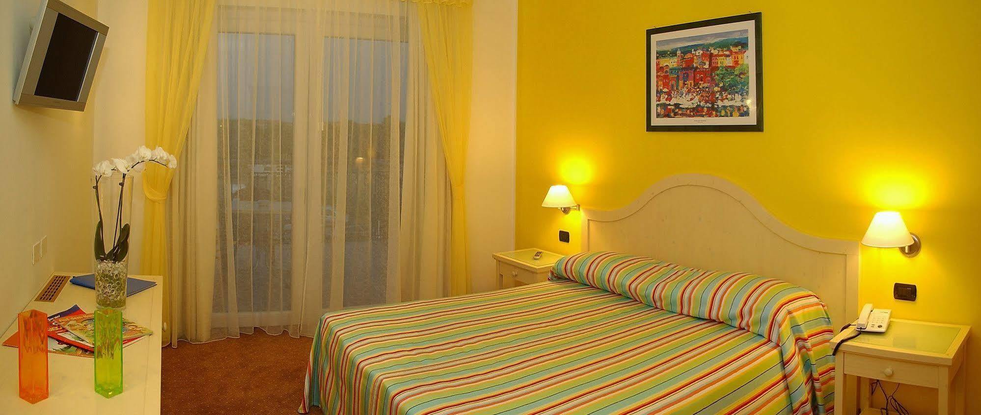 Hotel Bella Italia Peschiera del Garda Bagian luar foto